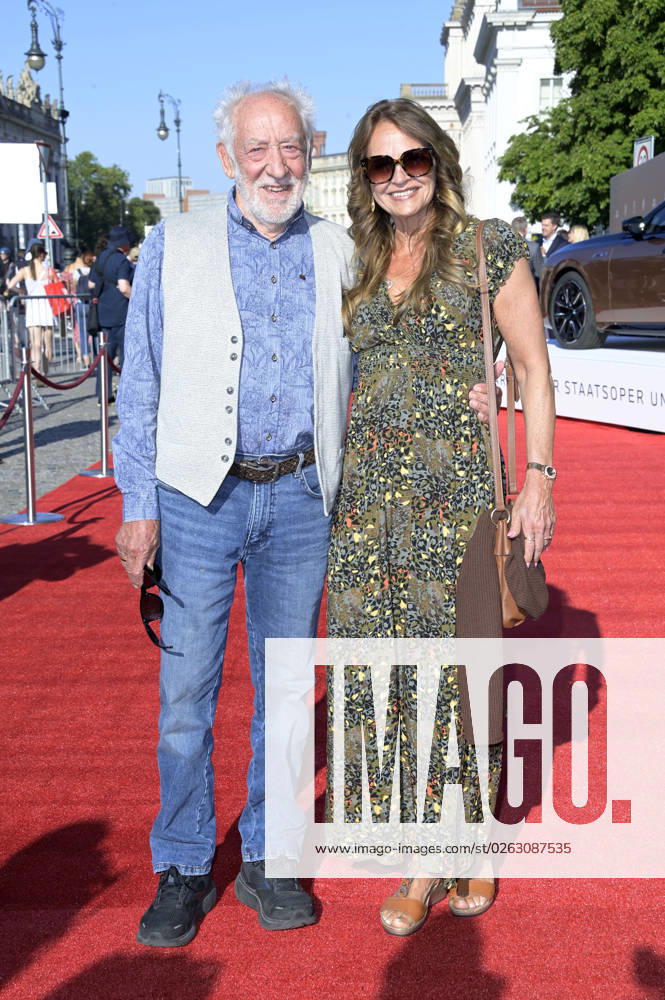 Dieter Hallervorden with wife Christiane Zander at the BMW X Staatsoper Unter den Linden event at the event Staatsoper für alle with Don Carlo as a live broadcast on the Bebelplatz Berlin, 08 07 2023 Foto:xF.xFuturexImage