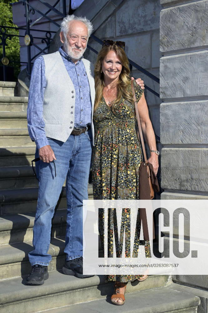 Dieter Hallervorden with wife Christiane Zander at the BMW X Staatsoper Unter den Linden event at the event Staatsoper für alle with Don Carlo as a live broadcast on the Bebelplatz Berlin, 08 07 2023 Foto:xF.xFuturexImage