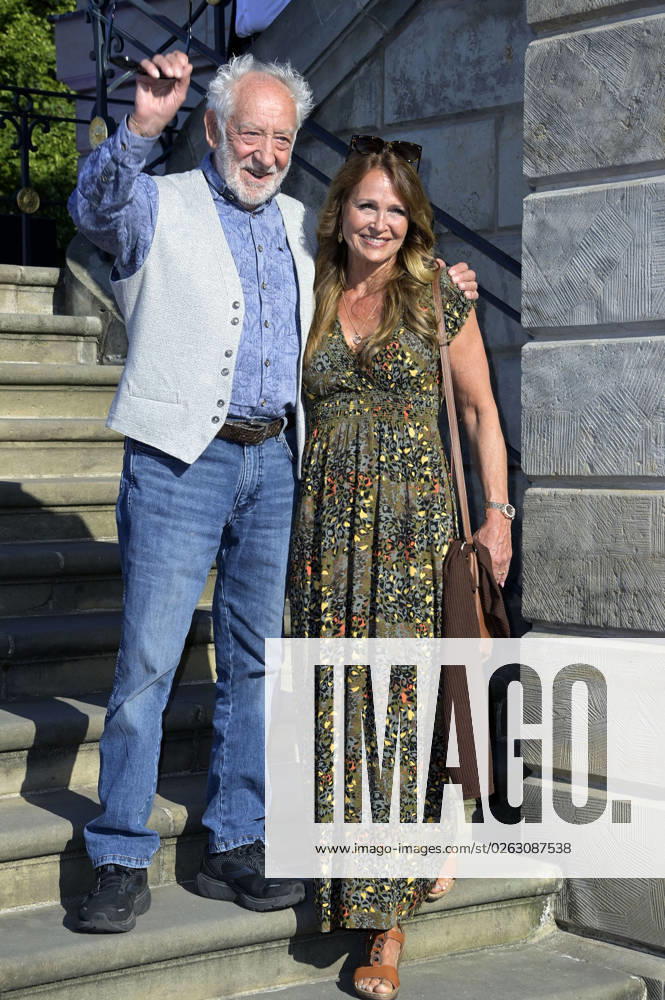 Dieter Hallervorden with wife Christiane Zander at the BMW X Staatsoper Unter den Linden event at the event Staatsoper für alle with Don Carlo as a live broadcast on the Bebelplatz Berlin, 08 07 2023 Foto:xF.xFuturexImage