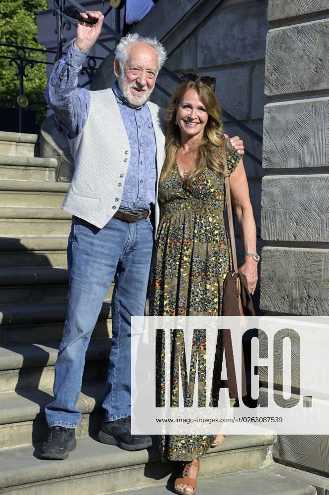 Dieter Hallervorden with wife Christiane Zander at the BMW X Staatsoper Unter den Linden event at the event Staatsoper für alle with Don Carlo as a live broadcast on the Bebelplatz Berlin, 08 07 2023 Foto:xF.xFuturexImage