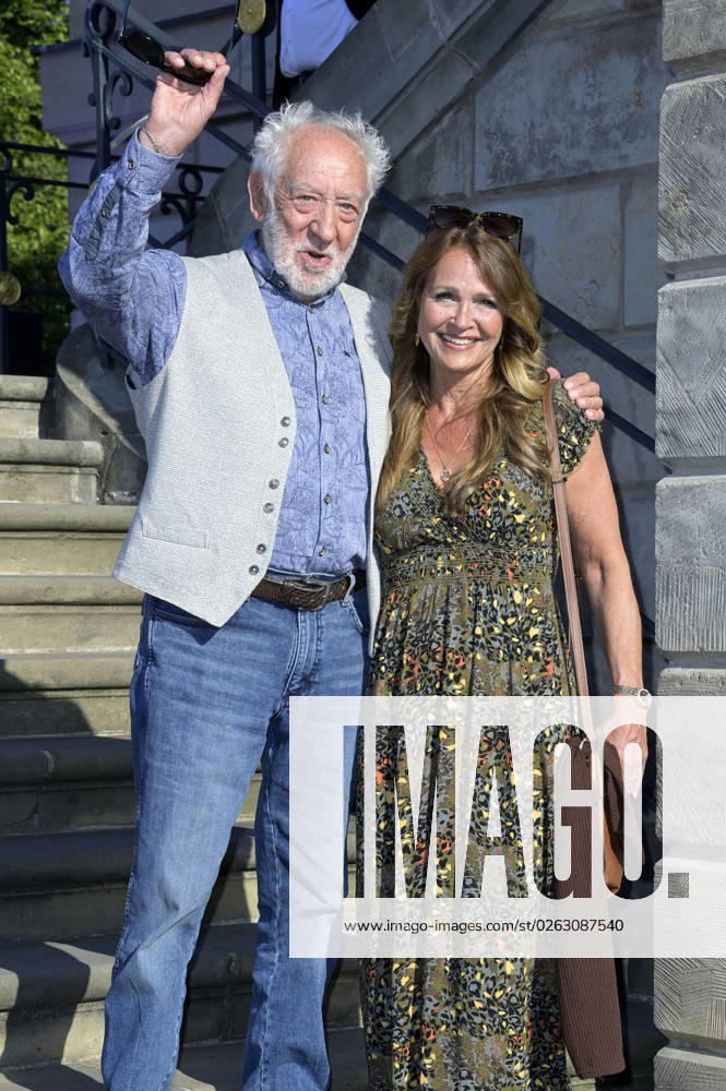 Dieter Hallervorden with wife Christiane Zander at the BMW X Staatsoper Unter den Linden event at the event Staatsoper für alle with Don Carlo as a live broadcast on the Bebelplatz Berlin, 08 07 2023 Foto:xF.xFuturexImage