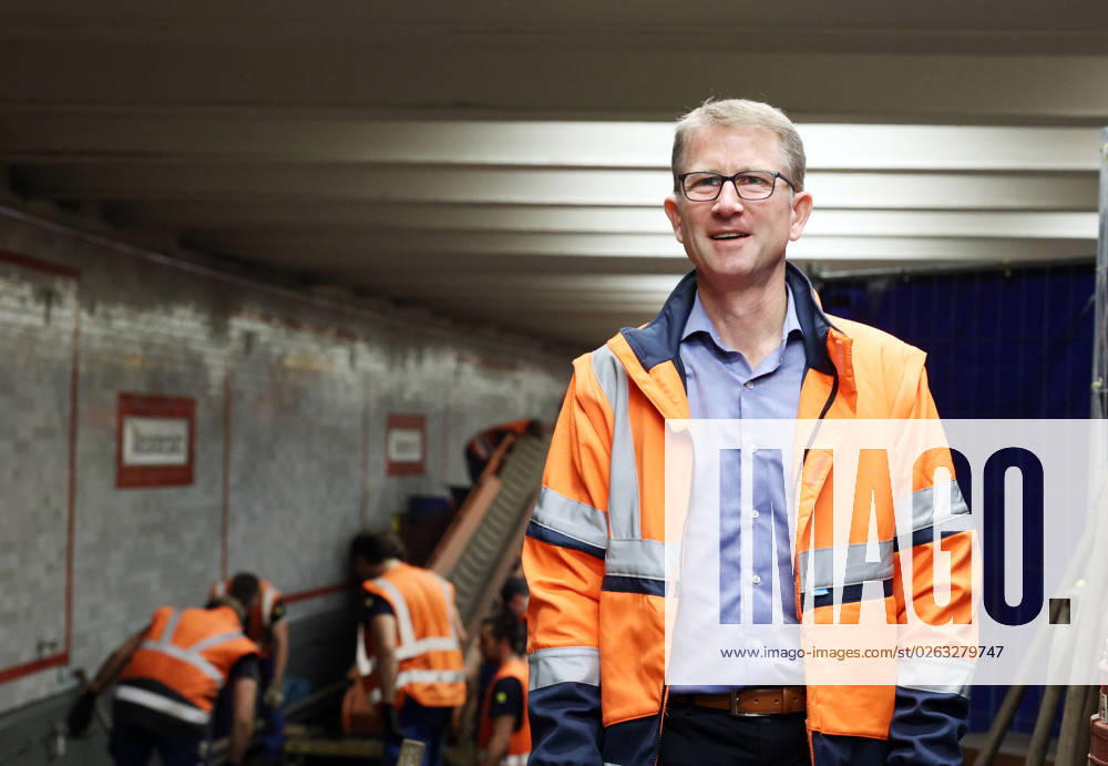 Berlin Germany At the U station Alexanderplatz, the track of the U2 is closed due to an accident, powerful construction, the BVG board of directors Rolf Erfurt pleased