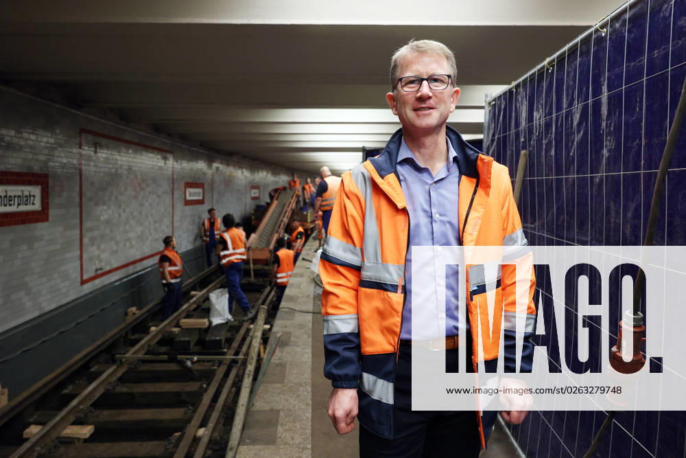 Berlin Germany At the U station Alexanderplatz, the track of the U2 is closed due to an accident, powerful construction, the BVG board of directors Rolf Erfurt pleased