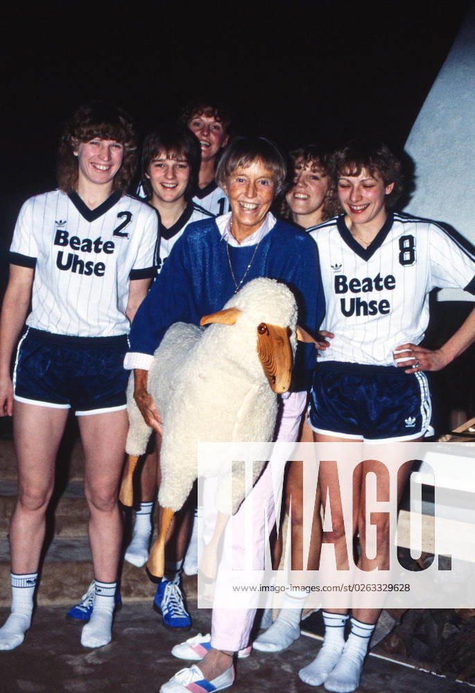 Beate Uhse, ehemalige Kunstflugpilotin und deutsche Unternehmerin, mit gesponsorter Damenmannschaft, Deutschland um 1989.