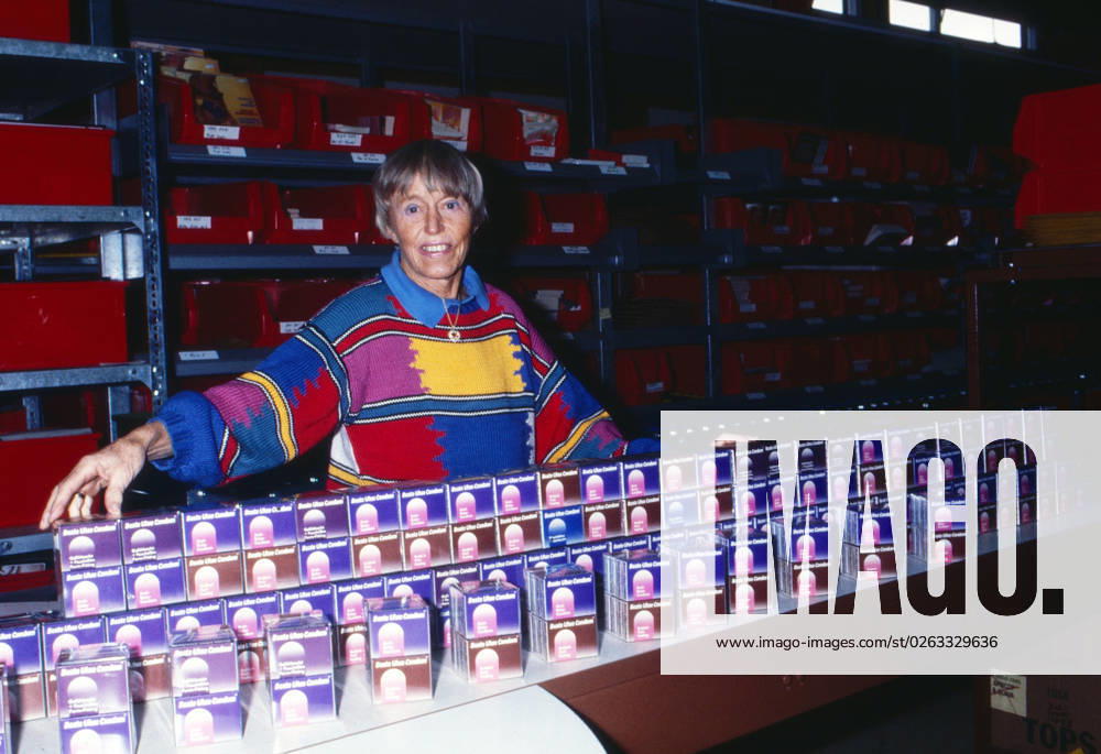 Beate Uhse, ehemalige Kunstflugpilotin und deutsche Unternehmerin, im Lager mit Kondomen, Deutschland um 1989.