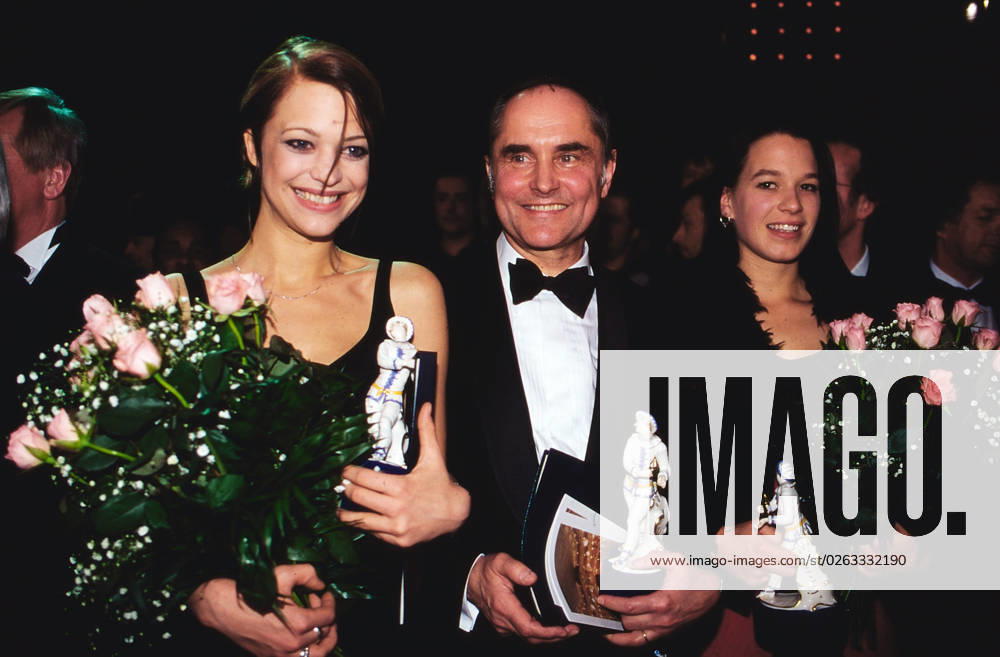 Bayerischer Filmpreis 1995 in München, ausgezeichnet wurden Heike Makatsch und Franka Potente als Nachwuchsdarstellerinnen und Michael Verhoeven als Produzent, hier die Preisträger mit der Porzellanfigur Pierrot.
