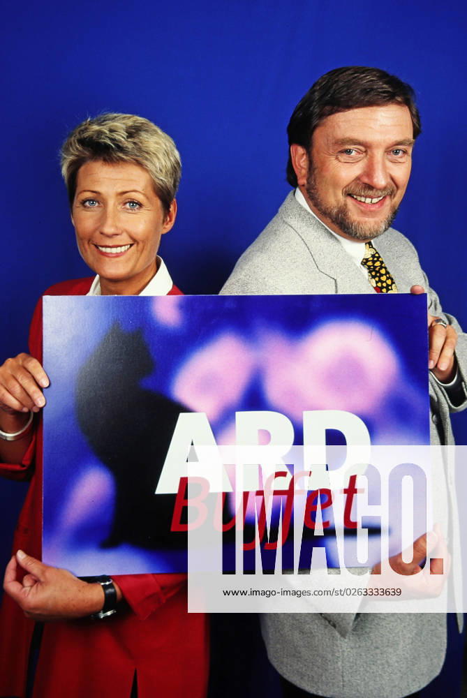 Jacqueline Stuhler und Bernd Schröder präsentieren das Logo zum Magazin ARD Buffet , Deutschland 1998.