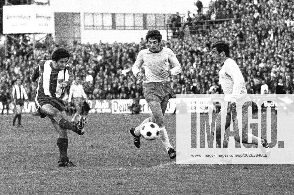 Aus 1 BL Saison 1969 70 Eintracht Braunschweig vs FC Bayern München 0:4 am 27.09.1969. Bayern Spieler Gerd Müller gegen Bernd Gersdorff und Michael Polywka re.