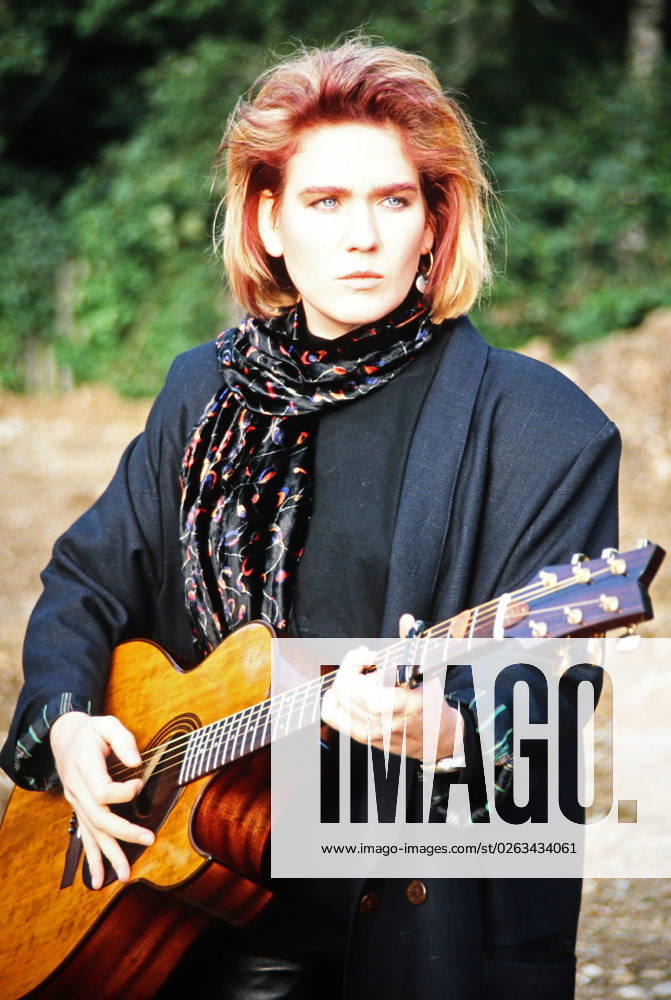 Juliane Werding, deutsche Schlager- und Popsängerin, mit Gitarre, Deutschland um 1989.