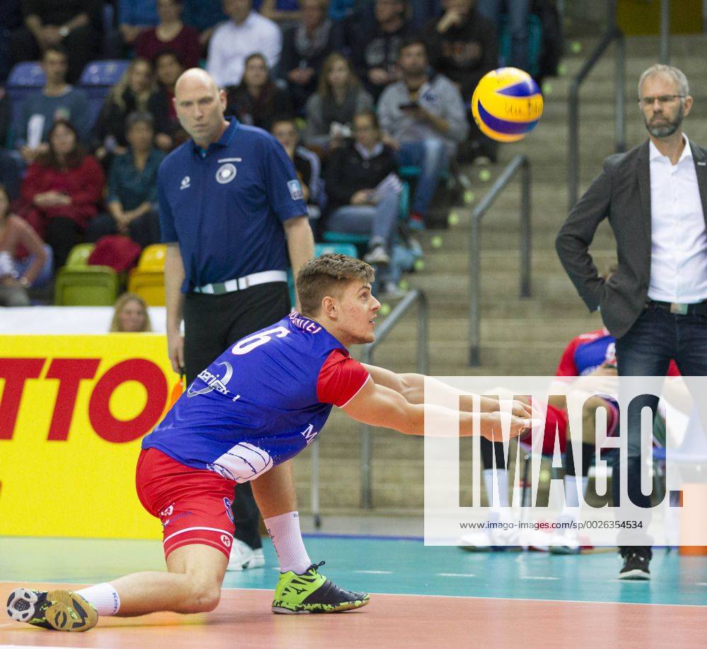 Volleyball Hessen - 1. Bundesliga Männer 26.11.2016 United Volleys Rheinmain (blau) - VfB Friedrichshafen (gelb) v.l. Robert Adrian Aciobanitei (RheinMain 6) United Volleys Rheinmain - VfB Friedrichshafen