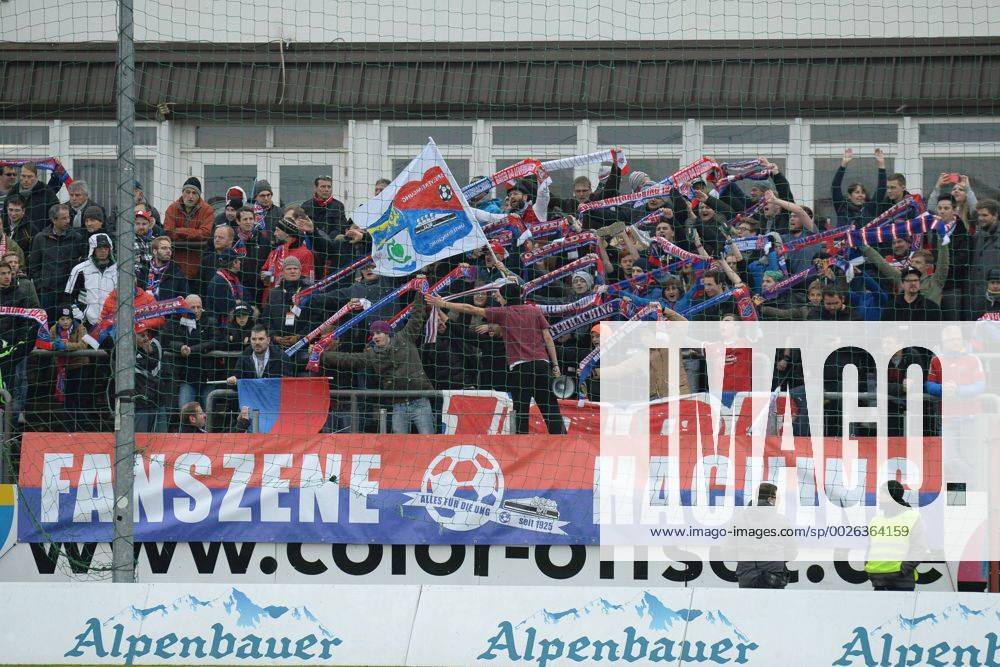 Fußball, Stadiongeschichte SpVgg Unterhaching v.li.: Fans de SpVgg Unterhaching zeigen Choreo, winken mit dem Schal, Fans, Publikum, Zuschauer, Stimmung, Atmosphäre, Stadion, Fussball, Regionalliga Bayern, SpVgg Unterhaching - FC Bayern München II,