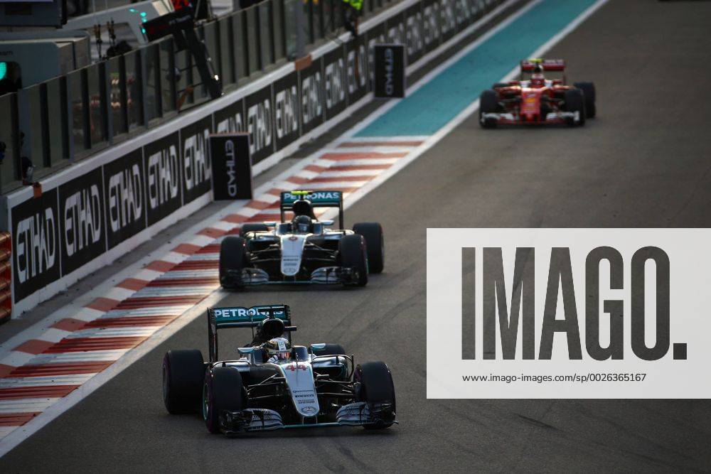 Abu Dhabi Grand Prix, UAE 24 - 27 November 2016 27.11.2016 - Race, Lewis Hamilton (GBR) Mercedes AMG F1 W07 Hybrid leads Nico Rosberg (GER) Mercedes AMG F1 W07 Hybrid
