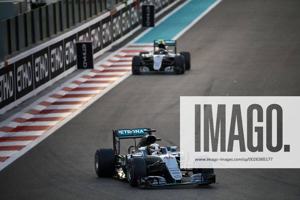 Abu Dhabi Grand Prix, UAE 24 - 27 November 2016 27.11.2016 - Race, Lewis Hamilton (GBR) Mercedes AMG F1 W07 Hybrid leads Nico Rosberg (GER) Mercedes AMG F1 W07 Hybrid