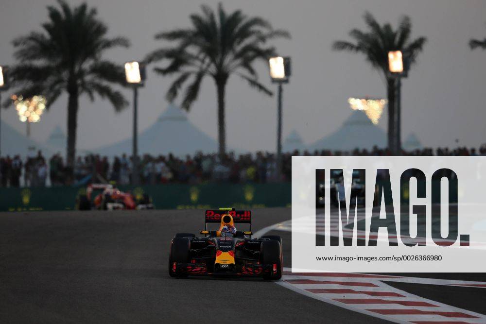 Abu Dhabi Grand Prix, UAE 24 - 27 November 2016 27.11.2016 - Race, Max Verstappen (NED) Red Bull Racing RB12 leads Nico Rosberg (GER) Mercedes AMG F1 W07 Hybrid