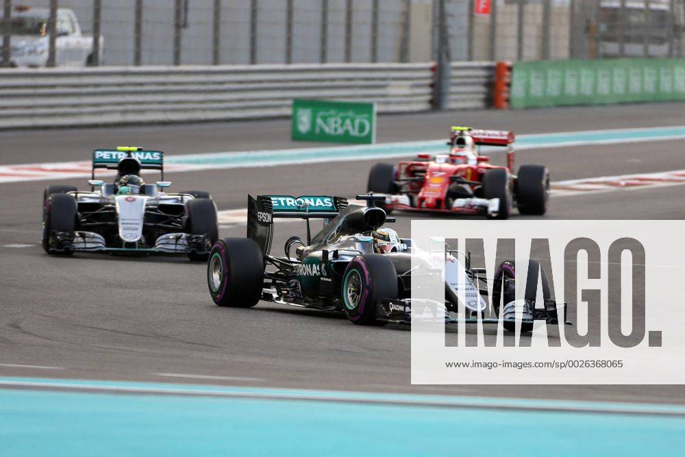 Abu Dhabi Grand Prix, UAE 24 - 27 November 2016 27.11.2016 - Race, Lewis Hamilton (GBR) Mercedes AMG F1 W07 Hybrid leads Nico Rosberg (GER) Mercedes AMG F1 W07 Hybrid
