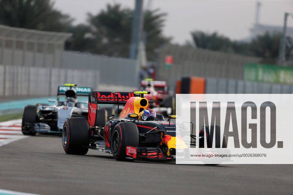 Abu Dhabi Grand Prix, UAE 24 - 27 November 2016 27.11.2016 - Race, Max Verstappen (NED) Red Bull Racing RB12 leads Nico Rosberg (GER) Mercedes AMG F1 W07 Hybrid