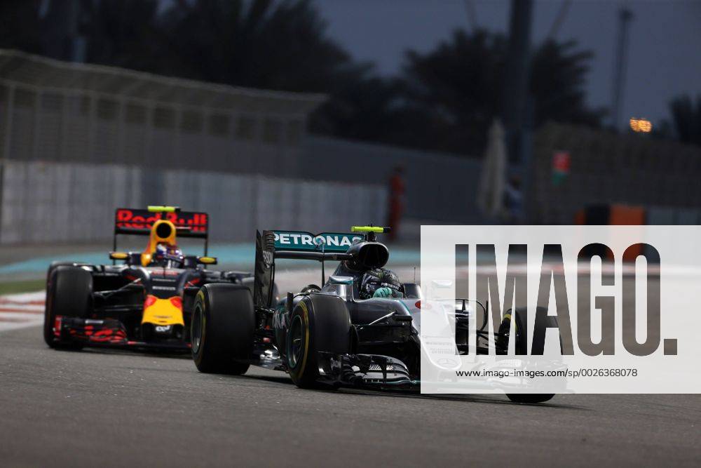 Abu Dhabi Grand Prix, UAE 24 - 27 November 2016 27.11.2016 - Race, Nico Rosberg (GER) Mercedes AMG F1 W07 Hybrid and Max Verstappen (NED) Red Bull Racing RB12