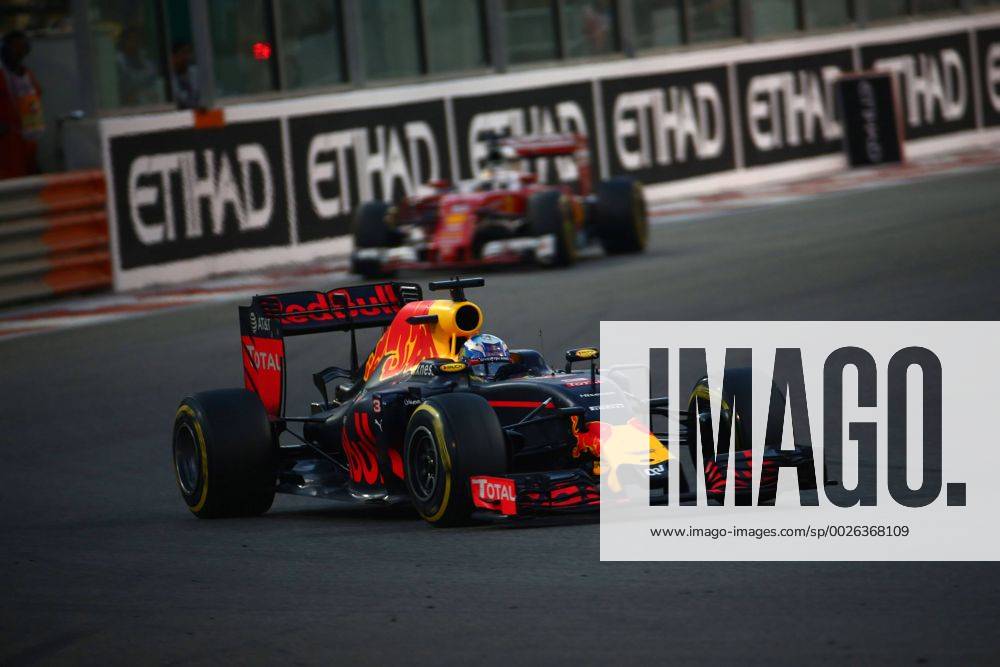 Abu Dhabi Grand Prix, UAE 24 - 27 November 2016 27.11.2016 - Race, Daniel Ricciardo (AUS) Red Bull Racing RB12 leads Sebastian Vettel (GER) Scuderia Ferrari SF16-H