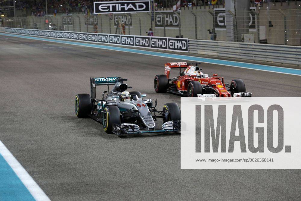 Abu Dhabi Grand Prix, UAE 24 - 27 November 2016 27.11.2016 - Race, Lewis Hamilton (GBR) Mercedes AMG F1 W07 Hybrid and Sebastian Vettel (GER) Scuderia Ferrari SF16-H