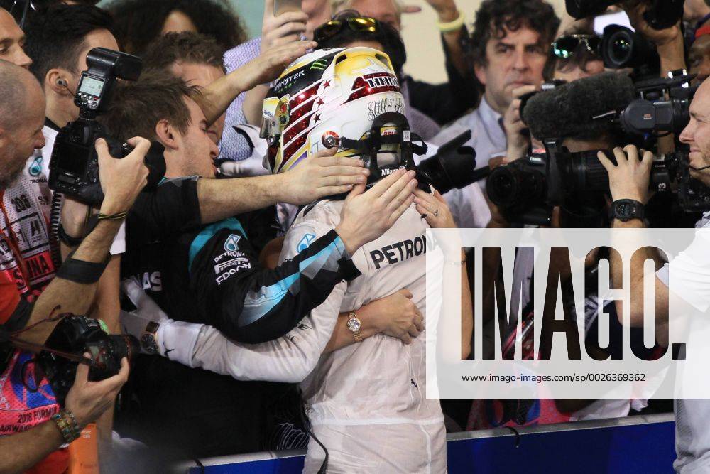 Abu Dhabi, UAE. Formula 1 Grand Prix Abu Dhabi, race day. Mercedes AMG Petronas W07 Hybrid & x2013; Lewis Hamilton wins the Abu Dhabi GP and celebrates with team in Parc Ferme xLeannexBoonx ActionPlus11814931
