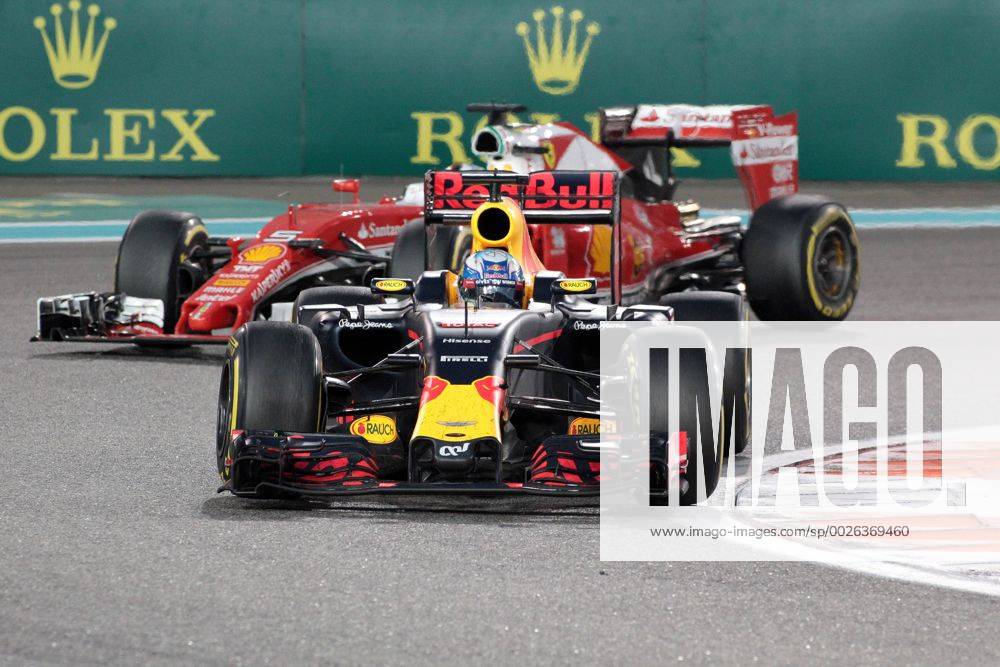Abu Dhabi Grand Prix, UAE 24 - 27 November 2016 27.11.2016 - Race, Daniel Ricciardo (AUS) Red Bull Racing RB12 and Sebastian Vettel (GER) Scuderia Ferrari SF16-H