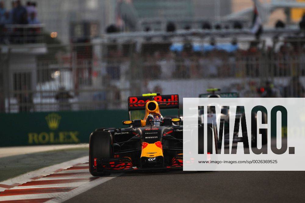 Abu Dhabi Grand Prix, UAE 24 - 27 November 2016 27.11.2016 - Race, Max Verstappen (NED) Red Bull Racing RB12 leads Nico Rosberg (GER) Mercedes AMG F1 W07 Hybrid