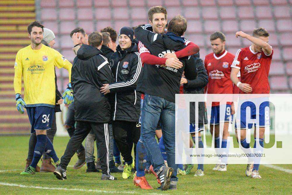 V.li.: Alexander Winkler (Unterhaching, 4) und Trainer Claus Schromm (Unterhaching) umarmen sich, freuen sich über den Sieg, Hachinger Spieler mit Schlussjubel, Jubel über den Sieg, Freude, freundlich, fröhlich, strahlend, optimistisch, Fussball, Regionalliga Bayern, SpVgg Unterhaching - FC Bayern München II,