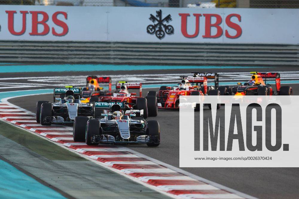 Lewis Hamilton (Mercedes AMG Petronas Formula One Team) fuehrt nach der ersten Kurve vor Nico Rosberg (Mercedes AMG Petronas Formula One Team), Kimi Raikkoenen (Scuderia Ferrari), Grosser Preis von Abu Dhabi 2016, Motorsport, Formel 1, 27.11.2016, Abu Dhabi