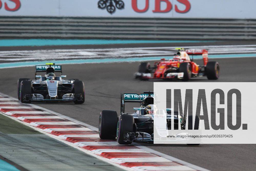Lewis Hamilton (Mercedes AMG Petronas Formula One Team) fuehrt das Rennen vor Nico Rosberg (Mercedes AMG Petronas Formula One Team) an, Grosser Preis von Abu Dhabi 2016, Motorsport, Formel 1, 27.11.2016, Abu Dhabi