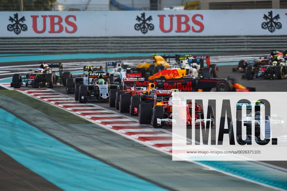 Lewis Hamilton (Mercedes AMG Petronas Formula One Team) fuehrt nach der ersten Kurve vor Nico Rosberg (Mercedes AMG Petronas Formula One Team), im Hintergrund dreht sich Max Verstappen (Red Bull Racing)Grosser Preis von Abu Dhabi 2016, Motorsport, Formel 1, 27.11.2016, Abu Dhabi