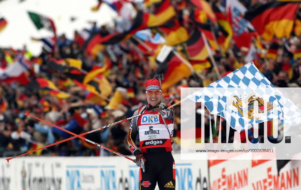 Michael Greis (Deutschland) - Weltmeister 15 km Massenstart bei der WM 2007 - jubelt mit der bayrischen Landesfahne Biathlon WM Herren WM 2007, Massenstart, 15km, 15km, Kilometer Einzelbild Antholz Freude, Biathlon WM Herren WM 2007, Massenstart, 15km, 15km, Kilometer Einzelbild Antholz Freude,