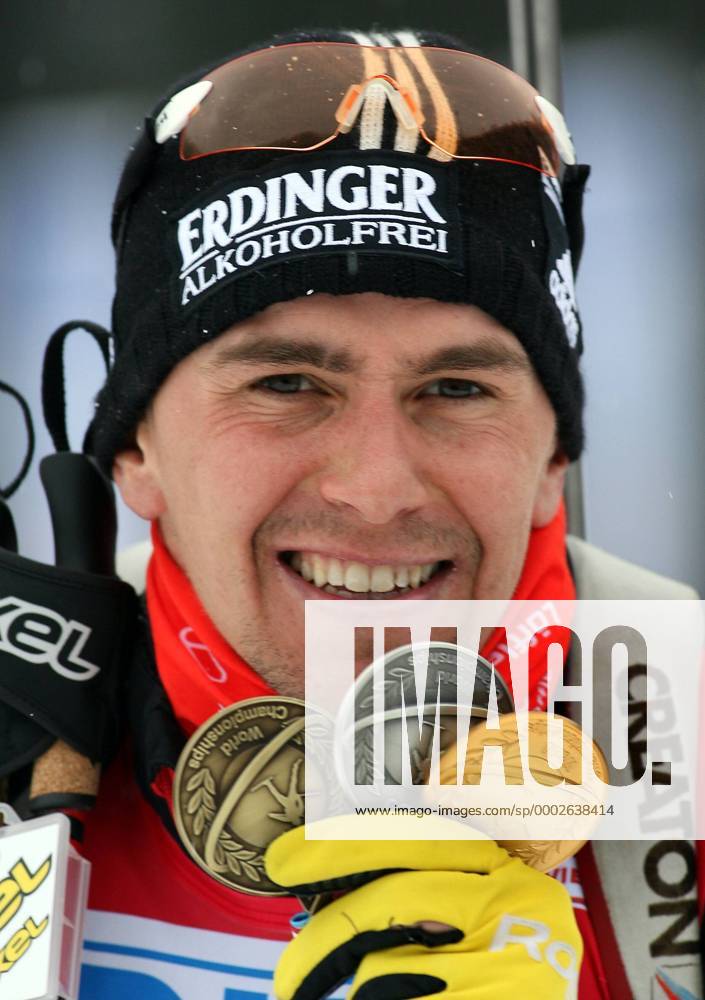 Michael Greis (Deutschland) präsentiert seine 3 WM Medaillen - Gold im 15 km Massenstart, Silber über 20km und Bronze in der Staffel Biathlon WM Herren WM 2007 Einzelbild Antholz Biathlon WM Herren WM 2007 Einzelbild Antholz