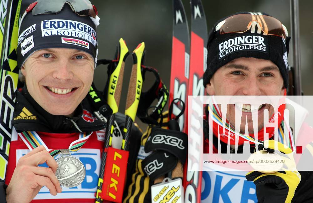Siegerehrung 15km Massenstart bei der WM 2007 in Antholz, v.li.: Zweitplatzierter Andreas Birnbacher und Weltmeister Michael Greis (beide Deutschland) Biathlon WM Herren WM 2007, 15km, 15 km, Kilometer Gruppe Antholz Freude, Biathlon WM Herren WM 2007, 15km, 15 km, Kilometer Gruppe Antholz Freude,