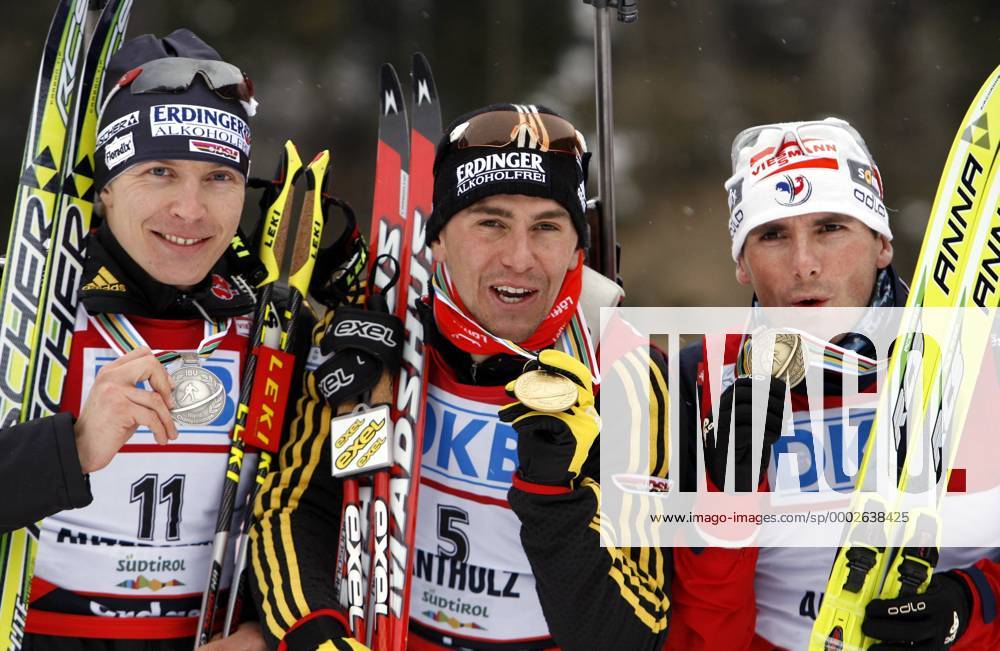 Siegerehrung 15km Massenstart bei der WM 2007 in Antholz, v.li.: Zweitplatzierter Andreas Birnbacher, Weltmeister Michael Greis (beide Deutschland) und Drittplatzierter Raphael Poiree (Frankreich) Biathlon WM Herren WM 2007, 15km, 15 km, Kilometer, Massenstart Gruppe Antholz Biathlon WM Herren WM 2007, 15km, 15 km, Kilometer, Massenstart Gruppe Antholz
