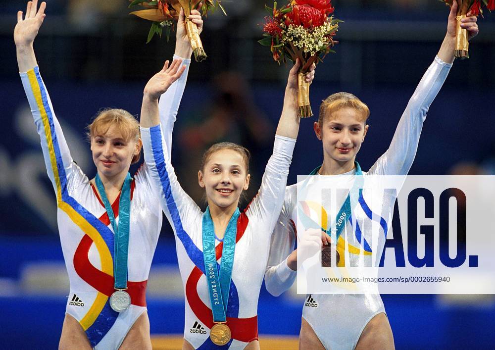 Andrea Raducan (Mitte), Mehrkampf Olympiasiegerin 2000, Simona Amanar (li., Platz 2) und Maria Olaru (alle Rumänien Platz 3) während der Siegerehrung - (OLY2000092137) Turnen OS Sommer Damen Olympische Spiele 2000, Sommerspiele, Kunstturnen, Geräteturnen, Vdig Gruppe Sydney Freude, Turnen OS Sommer Damen Olympische Spiele 2000, Sommerspiele, Kunstturnen, Geräteturnen, Vdig Gruppe Sydney Freude,