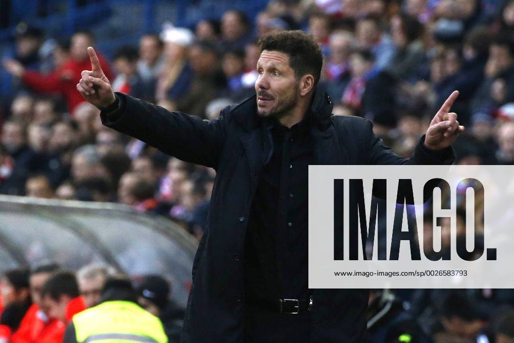 Atletico Madrid s Argentinian head coach Diego Pablo Simeone gives instructions to his players during the Spanish Liga s Primera Division match between Atletico Madrid and Las Palmas at Vicente Calderon stadium in Madrid, central Spain, 17 December 2016. ATLETICO MADRID VS. LAS PALMAS !ACHTUNG: NUR REDAKTIONELLE NUTZUNG! 20161217-636175947059564341