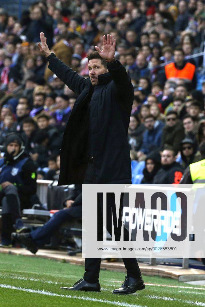 Atletico Madrid s Argentinian head coach Diego Pablo Simeone gives instructions to his players during the Spanish Liga s Primera Division match between Atletico Madrid and Las Palmas at Vicente Calderon stadium in Madrid, central Spain, 17 December 2016. ATLETICO MADRID VS. LAS PALMAS !ACHTUNG: NUR REDAKTIONELLE NUTZUNG! 20161217-636175947081403921