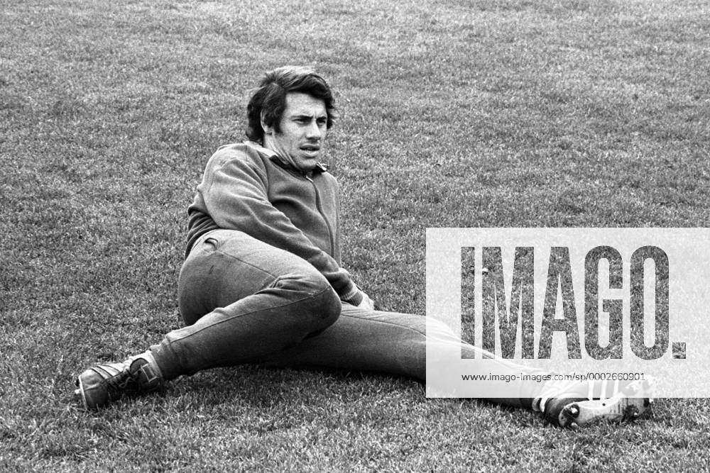 Eberhard Vogel (DDR) relaxt am Rande des Trainings Fußball Herren WM Vorbereitung 1974, Nationalteam, Trainingslager, Training, Vneg, Vsw Einzelbild Jena Fußball Herren WM Vorbereitung 1974, Nationalteam, Trainingslager, Training, Vneg, Vsw Einzelbild Jena