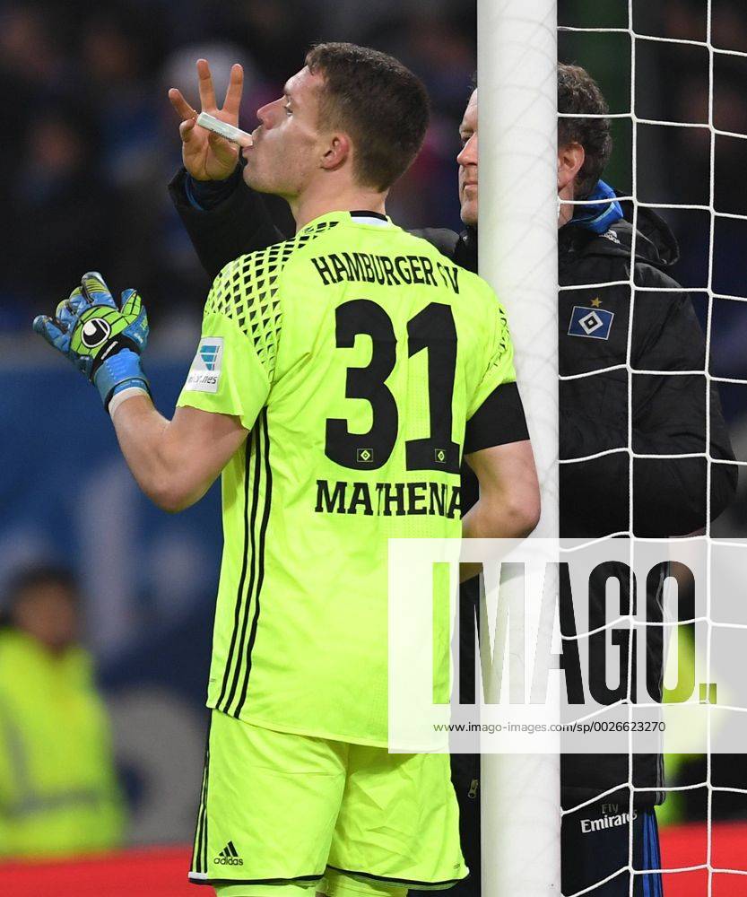 FUSSBALL 1. BUNDESLIGA 16. SPIELTAG SAISON 2016 2017 Hamburger SV - Schalke 04 20.12.2016 Mannschaftsarzt Goetz Welsch (re) verabreicht Torwart Christian Mathenia waehrend des Spiels eine Fluessigkeit