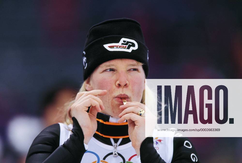 Katja Seizinger (Deutschland) kaut auf einem Schmuckstück - Alpiner Skilauf OS Winter Damen Olympische Spiele Nagano 1998, Winterspiele, Ski Alpin, Skisport, Riesenslalom, Vdia Einzelbild aflo005 Nagano Shigakogen Alpiner Skilauf OS Winter Damen Olympische Spiele Nagano 1998, Winterspiele, Ski Alpin, Skisport, Riesenslalom, Vdia Einzelbild aflo005 Nagano Shigakogen