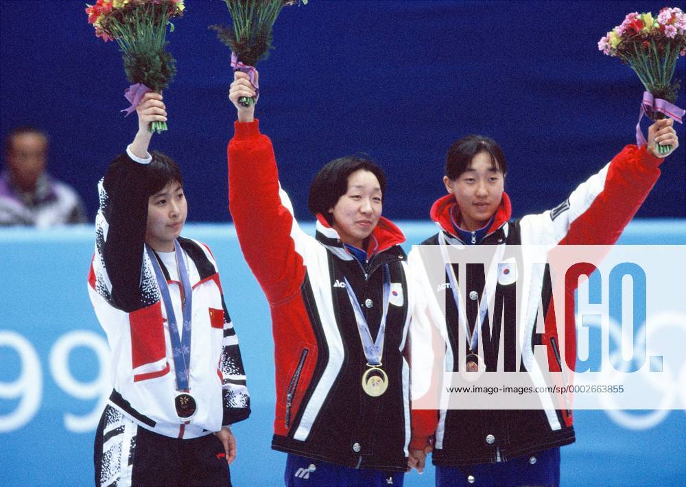 Siegerehrung 1000m bei den Winterspielen 1998 - v.li.: Yang Yang (China), Olympiasiegerin Lee Kyung Chun und Hye Kyung Won (beide Südkorea) - (aflo006) Short Track OS Winter Damen Olympische Spiele Nagano 1998, Winterspiele, Shorttrack Gruppe Nagano Freude, Short Track OS Winter Damen Olympische Spiele Nagano 1998, Winterspiele, Shorttrack Gruppe Nagano Freude,