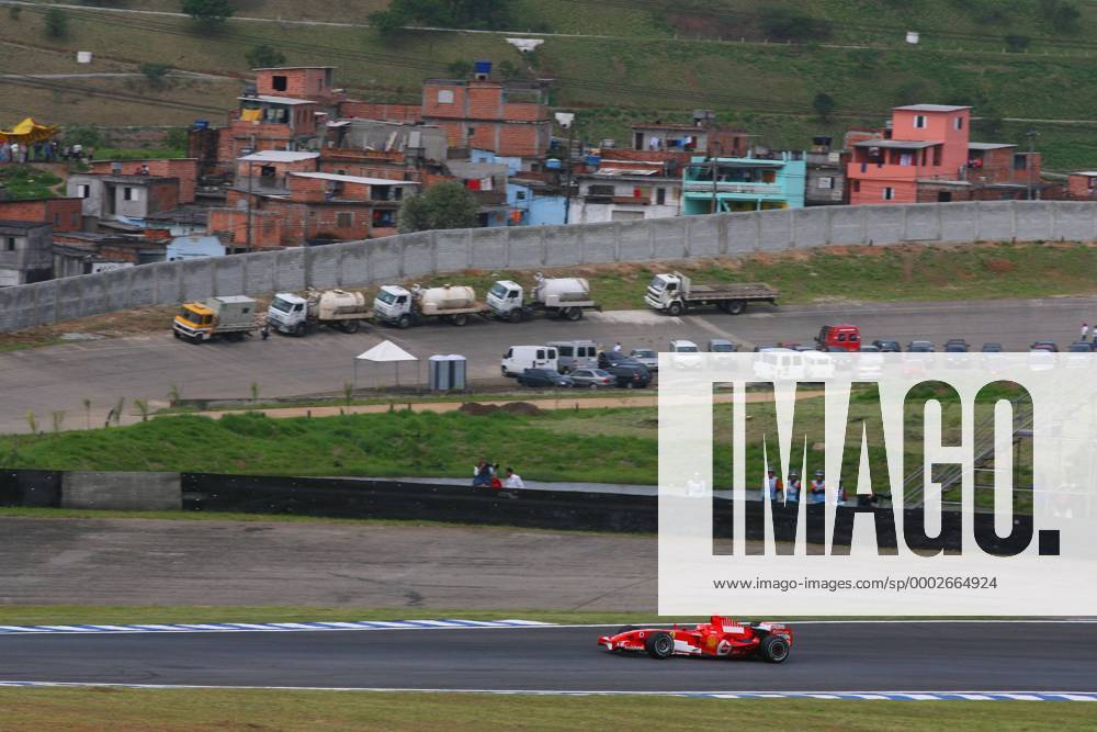 Michael Schumacher (Deutschland Ferrari) fährt in seinem Boliden beim GP in Brasilien an den direkt neben der Rennstrecke stehenden verfallenen Hütten vorbei - Motorsport Grand Prix Herren Großer Preis von Brasilien 2006, Formel 1 Weltmeisterschaft, F1, F, GP, WM Totale Interlagos Sao Paulo Motorsport Grand Prix Herren Großer Preis von Brasilien 2006, Formel 1 Weltmeisterschaft, F1, F, GP, WM Totale Interlagos Sao Paulo