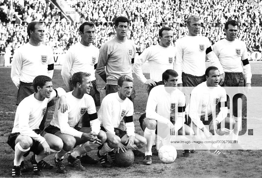 Freundschaftsspiel: Dänemark - England (0:2 03.07.1966) in Kopenhagen. Die englische Mannschaft vor dem Spiel. Hintere Reihe v.l: Ray Wilson, Jimmy Greaves, Tw. Peter Bonetti, Nobby Stiles, Bobby Moore und John Conelly. Vorne v.l: Alan Ball, Jack Charlton, George Eastham, Geoff Hurst und George Cohen. HM