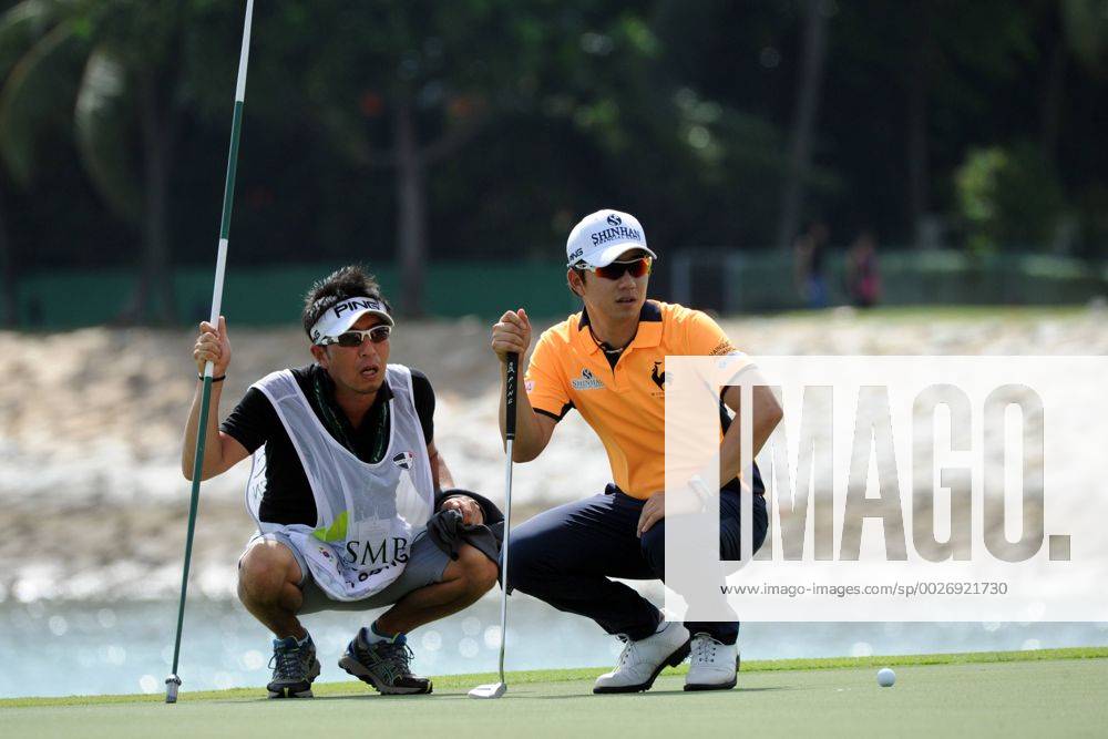 (170122) -- SINGAPORE, Jan. 22, 2017 -- Song Younghan (R) of South Korea reacts during the SMBC Singapore Open held at Singapore s Sentosa Golf Club, Jan. 22, 2017. ) (SP)SINGAPORE-GOLF-SMBC SINGAPORE OPEN ThenxChihxWey