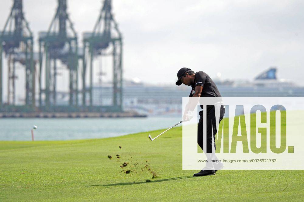 (170122) -- SINGAPORE, Jan. 22, 2017 -- Juvic Pagunsan of the Philippines tees off during the SMBC Singapore Open held at Singapore s Sentosa Golf Club, Jan. 22, 2017. ) (SP)SINGAPORE-GOLF-SMBC SINGAPORE OPEN ThenxChihxWey