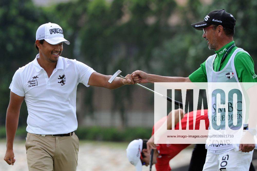 (170122) -- SINGAPORE, Jan. 22, 2017 -- Satoshi Kodaira (L) of Japan bumps fists with his caddie during the SMBC Singapore Open held at Singapore s Sentosa Golf Club, Jan. 22, 2017. ) (SP)SINGAPORE-GOLF-SMBC SINGAPORE OPEN ThenxChihxWey