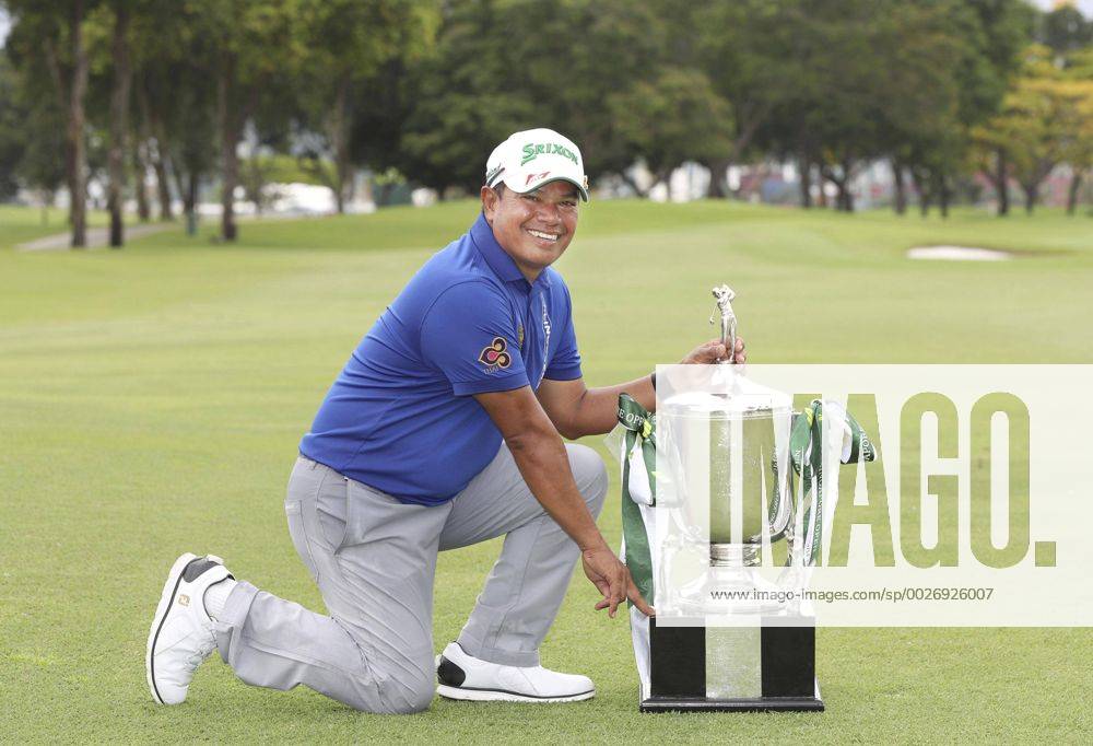 Thailand s Prayed Marksaeng wins Singapore Open golf Prayed Marksaeng of Thailand poses with the winner s trophy after his victory in the SMBC Singapore Open golf tournament at the Sentosa Golf Club in Singapore on Jan. 22, 2017. The 50-year-old Thai won the event with a nine-under 275.