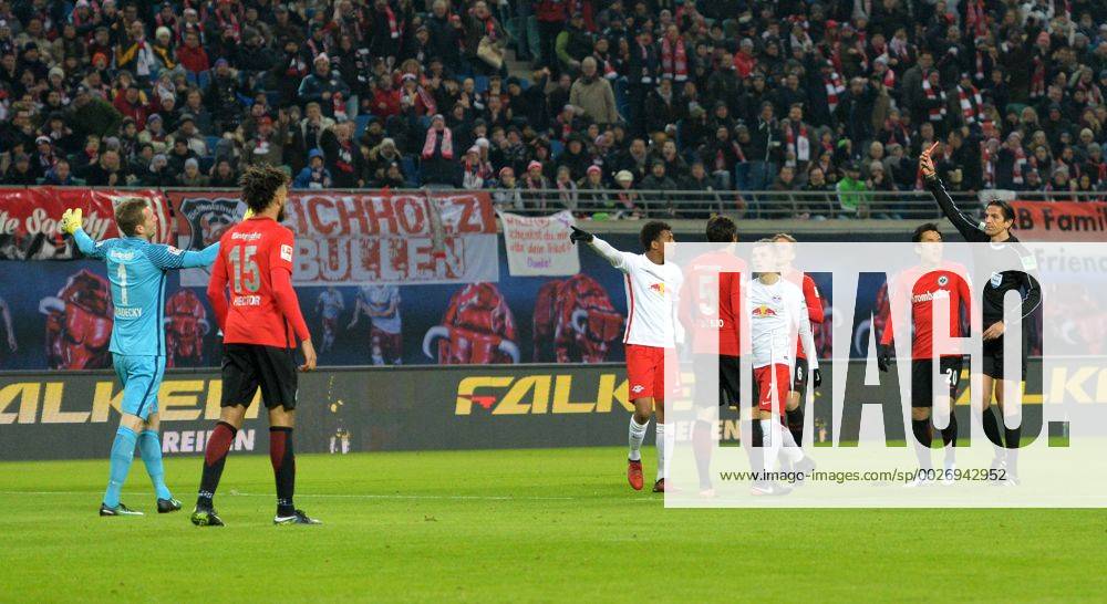 Schiedsrichter Deniz AYTEKIN (re.) zeigt die Rote Karte an Torwart Lukas HRADECKY (F, li.), Platzverweis, Fussball 1. Bundesliga, 17. Spieltag, RB Leipzig (L) - Eintracht Frankfurt (F) 3:0, am 21.01.2017 in Leipzig Deutschland. Â