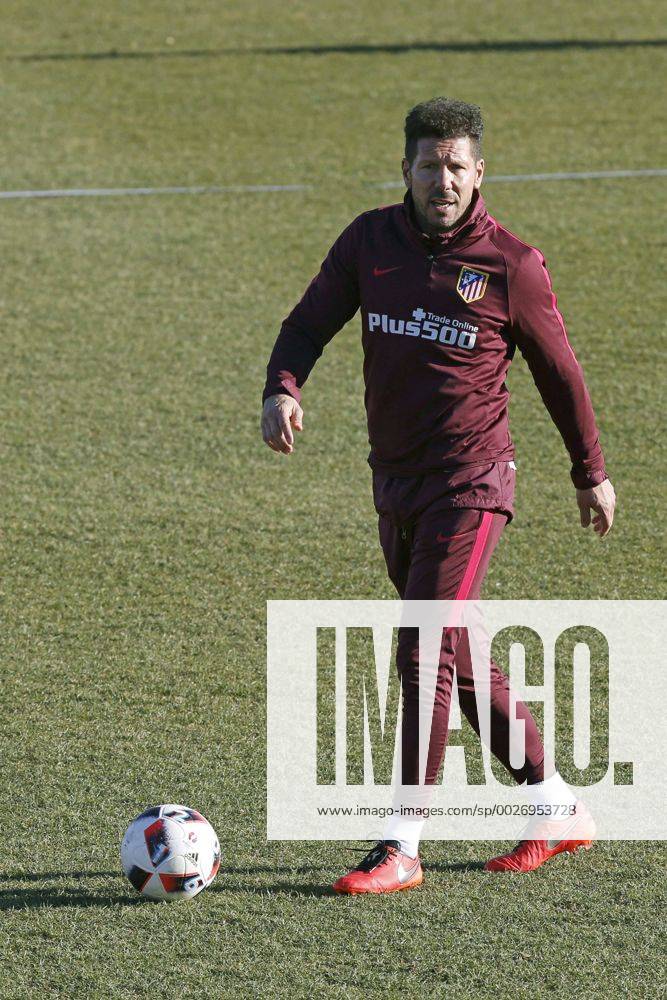 Atletico Madrid s Argentinian head coach Diego Simeone during the training of the team held at Cerro del Espino Sports Complex in Madrid, Spain on 24 January 2017. Atletico Madrid will face UD Eibar in their King s Cup quarter finals second leg match upcoming 25. ATLETICO MADRID S TRAINING !ACHTUNG: NUR REDAKTIONELLE NUTZUNG! 20170124-636208758383683791