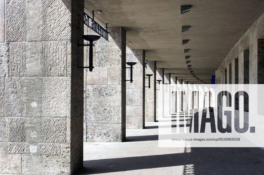 Berlin, DEU - Rundgang des Olympiastadions . (Deutschland, Olympiastadion, Stadion, Fussballstadion, Sportstadion, Architektur, Baugeschichte, Bauwerk, Gebaeudedetail, Gang, leer, menschenleer, Ruhe, Saeule, Saeulen, Saeulengang, Stuetze, Stuetzen, Traeger, Pfeiler, Stein, Steine, Stille, Sonne, Schatten, Lampe, Lampen, Leuchte, Leuchten, oeffentlich, Rundbau, Ausflugsziel, Bau, Denkmal, Denkmalschutz, DFB, Fussball, Sportstaette, Sportanlage, Freizeitanlage, Gebaeude, Grossstadt, Hauptstadt, Hertha, leer, Leere, menschenleer, Metropole, modern, Reise, saniert, Sanierung, Sehenswuerdigkeit, Stadionbau, Stadtleben, Staedtetourismus, Tourismus, Tourismusbranche, Touristenattraktion, Urlaub, Veranstaltungsarena, Verein, Charlottenburg, Olympischer Platz, rund, Arena, Fussballarena, Austragungsort, Spielstaette, Betonsaeulen, Betonsaeule, Fassade, digital, QF, Gebäudedetail, Säule, Säulen, Säulengang, Stütze, Stützen, Träger, öffentlich, Sportstätte, Gebäude, Sehenswürdigkeit, Städtetourismus, Spielstätte, Betonsäulen, Betonsäule) 00S050805D004.JPG MODEL RELEASE: NO